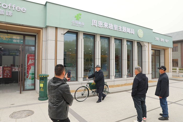游客在主题邮局外拍照打卡。江苏邮政供图